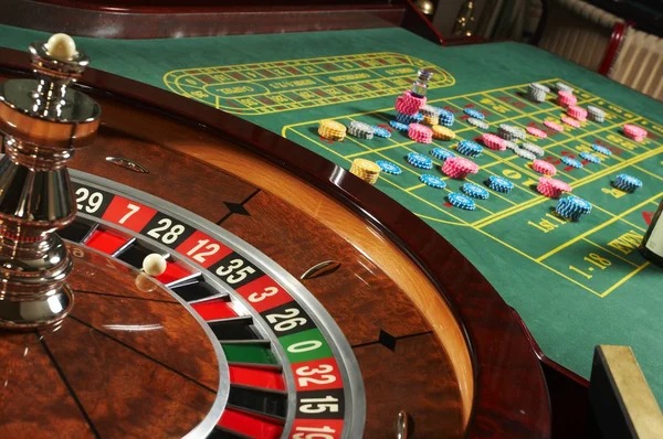 5zk platform showing football betting, live dealer, and slot games on mobile